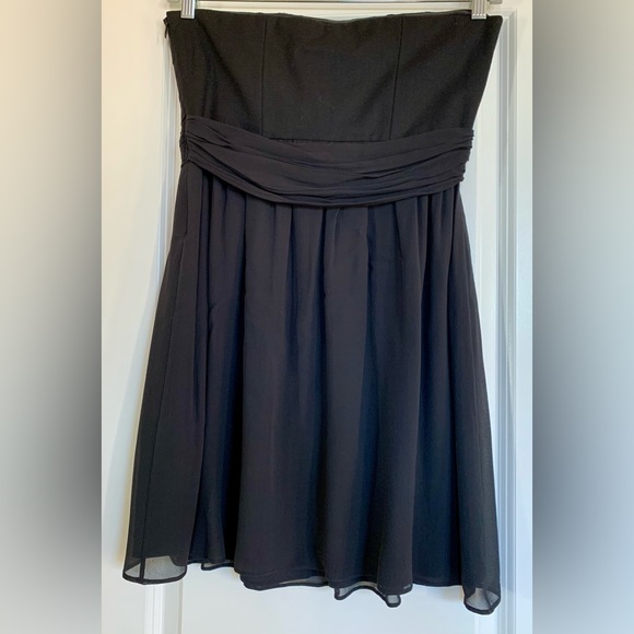 LN THEORY STRAPLESS DRESS. HIDDEN ZIPPER ON SIDE. DRAPES BEAUTIFULLY 💃🏿 - Picture 1 of 5